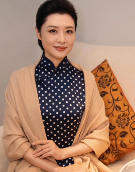 果然长得好看的人就是不一样，就算是弄这样最简单的发型和看起来有点老气的旗袍，但穿