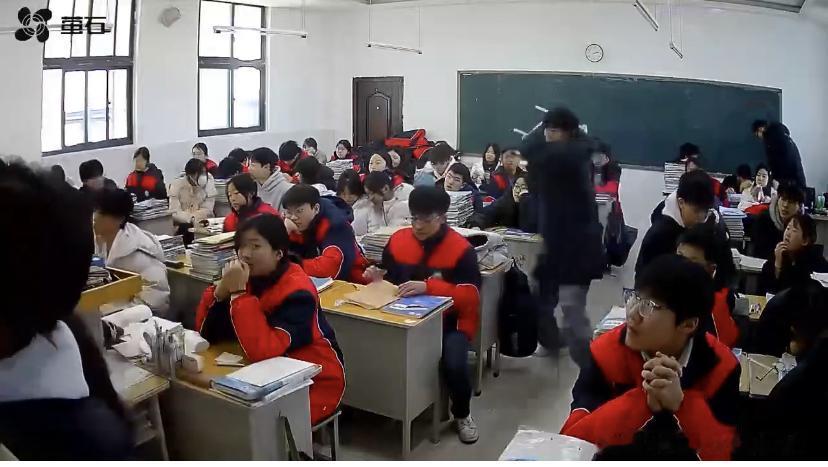 这个学校真的是当全国的网民都是瞎子，学校说没有打到，只是声音比较大！这还是有