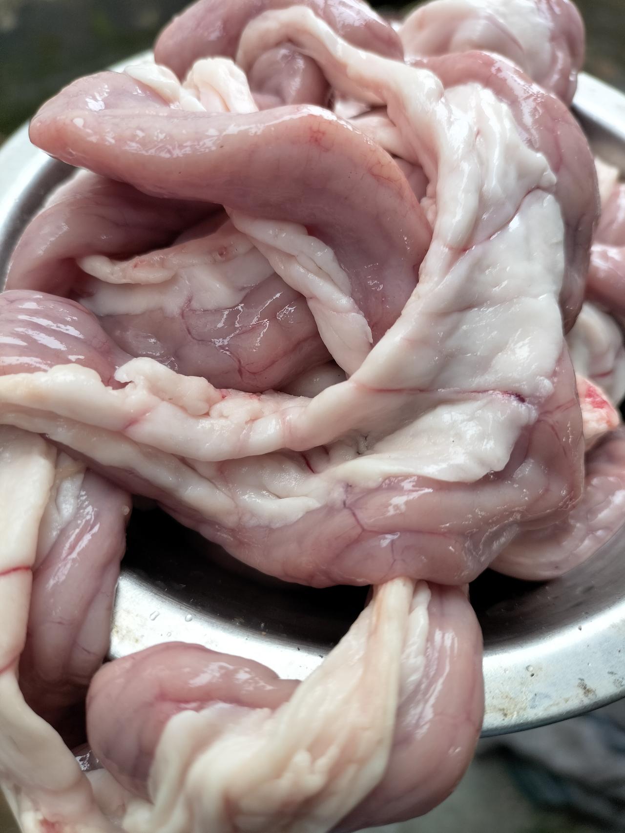 我担心儿子不吃猪肉真粉肠，因为这孩子挑食厉害，如果没有煮熟咬不动他更不吃呢，我就