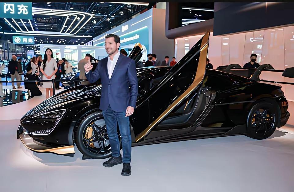 2026年北京车展，余承东成了最让人挪不开眼的身影。不是因为新车多惊艳，而