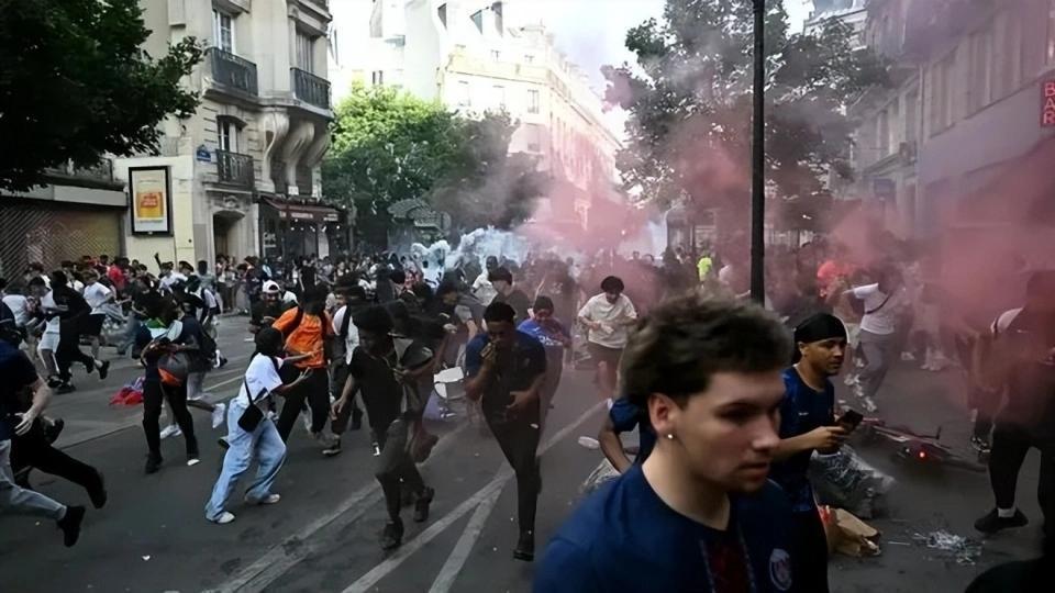 巴黎又乱了！一夜之间，780人被捕，马克龙破防：这还是法国吗？5月30号晚上
