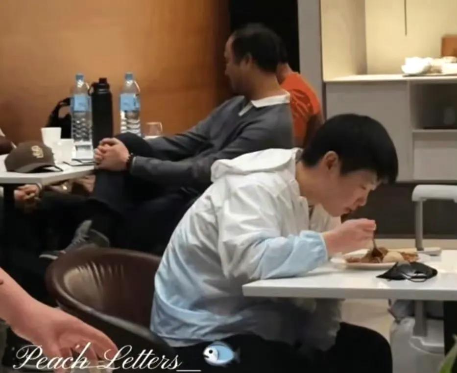 佳佳真好，时时刻刻陪着莎莎！还以为莎莎是和佳佳两个人一起出来吃饭的，没想到是佳