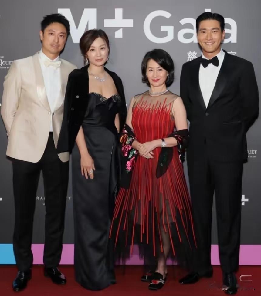 何超琼看着挺高！可站在这几位中间咋显得这么娇小！真挺有意思的，赌王本人个头不矮，