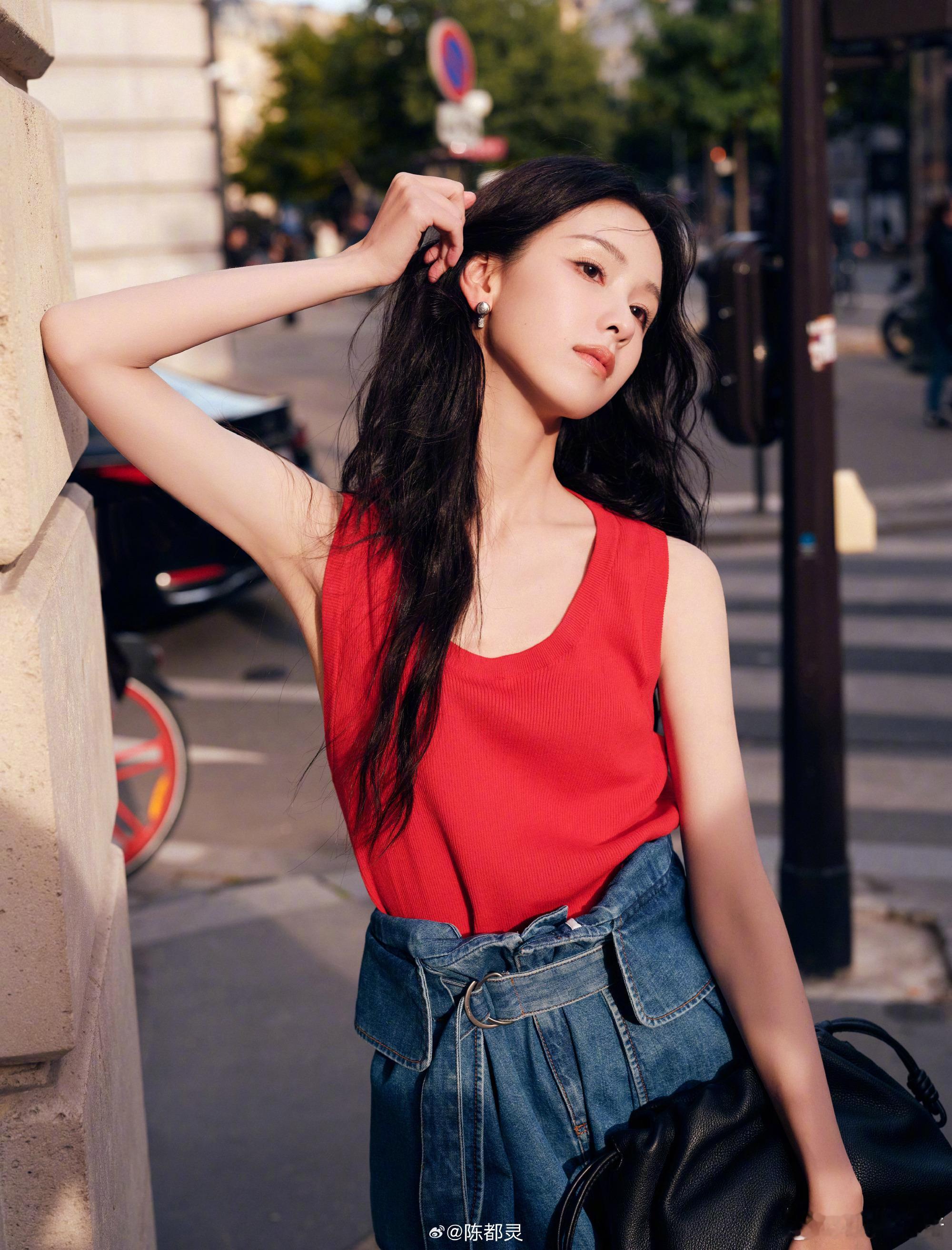 陈都灵巴黎时装周出图，嘟宝好美一会见[爱心]​​​