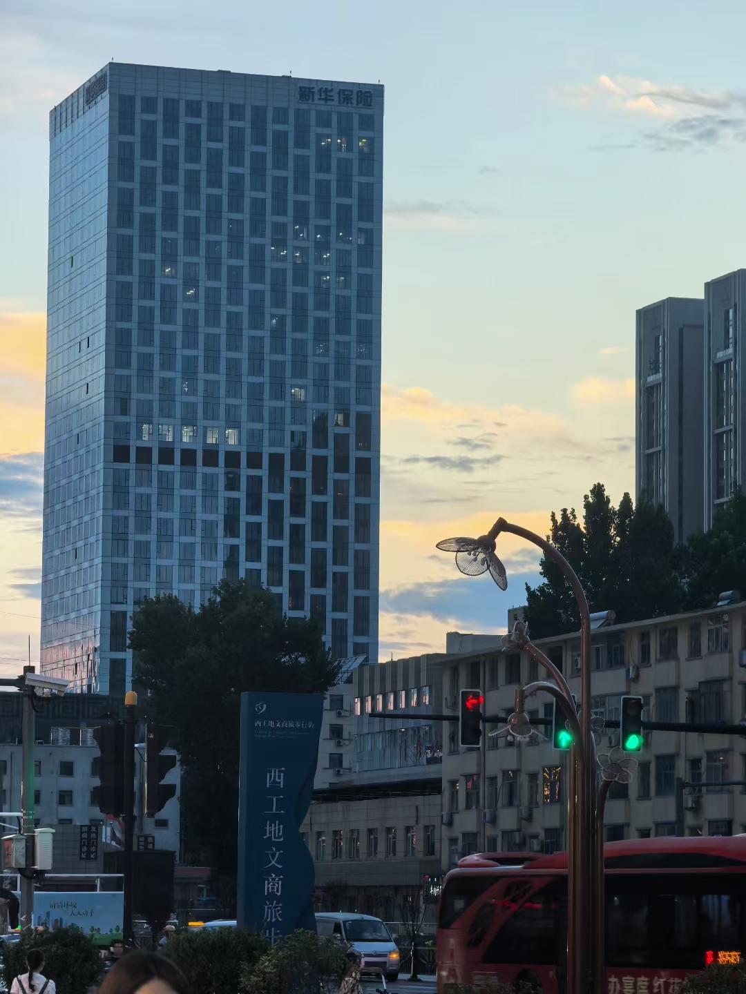 洛阳哪里的夜景最好看从暮色初垂到霓虹亮起，把洛阳的现代与烟火，都收进这帧帧街景里