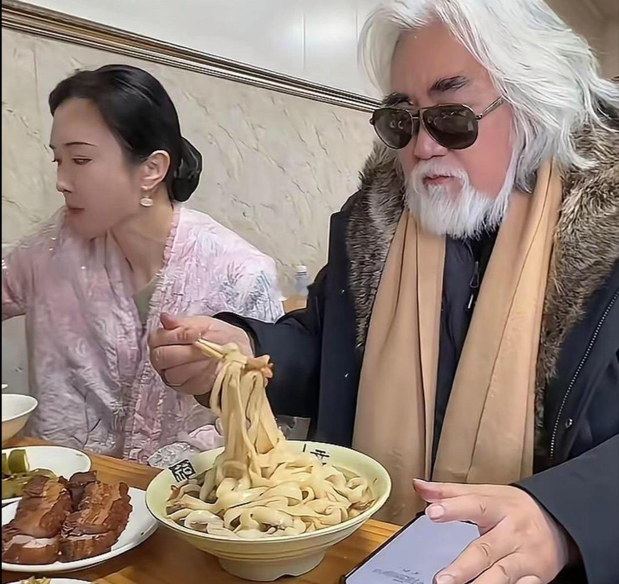 张纪中夫妻俩人在武汉吃油泼面被偶遇
