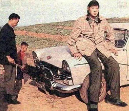 2005年，湖南湘雅医学院的标本室里，放着中国“第一女巨人”曾金莲的遗体，白布包