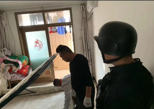 新疆，男子有一套空置的房子，竟然被对门邻居私自占用了3年，还把门锁、窗户、吊顶都