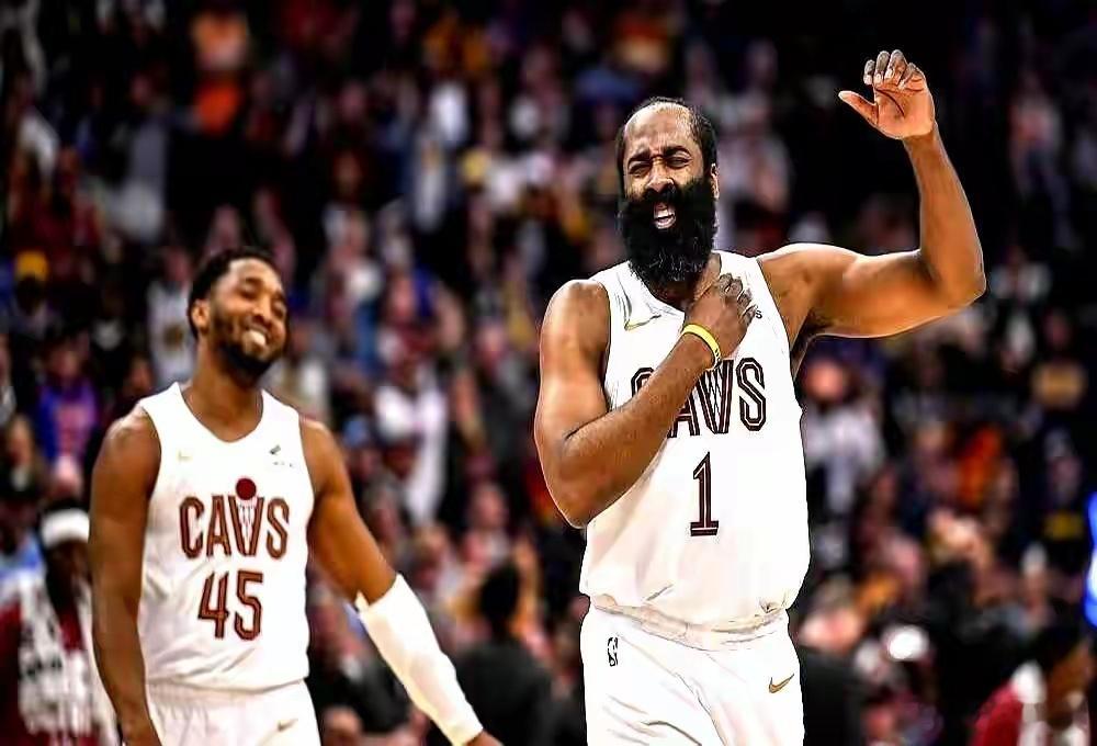 去年被裁掉的主教练，今年带着新球队冲到了联盟第一。他走后，骑士的防守从顶级掉到了