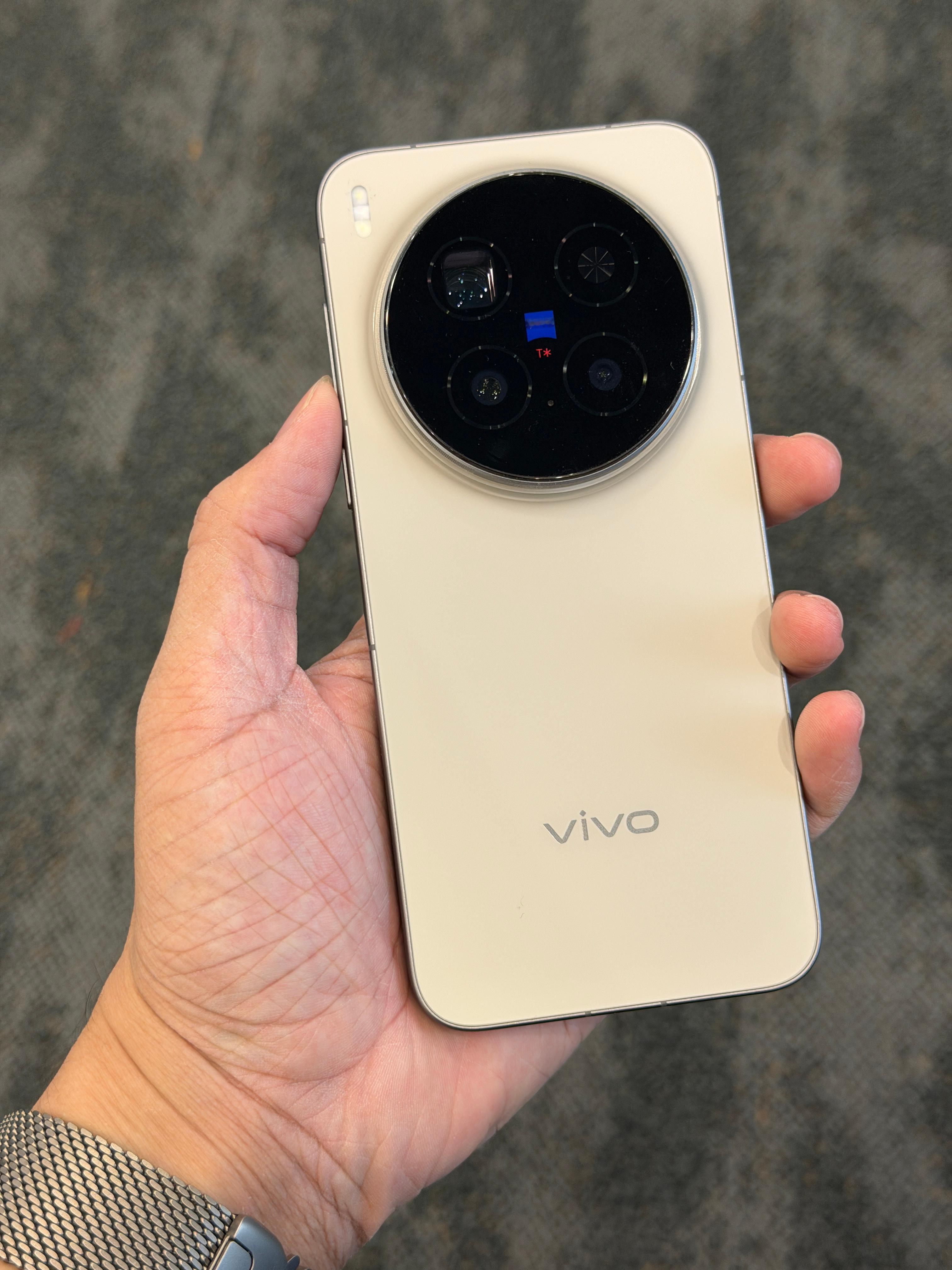 看vivo的表态类似于Pro是拍照好的手机Ultra是手机中的相机这下怎么选，比
