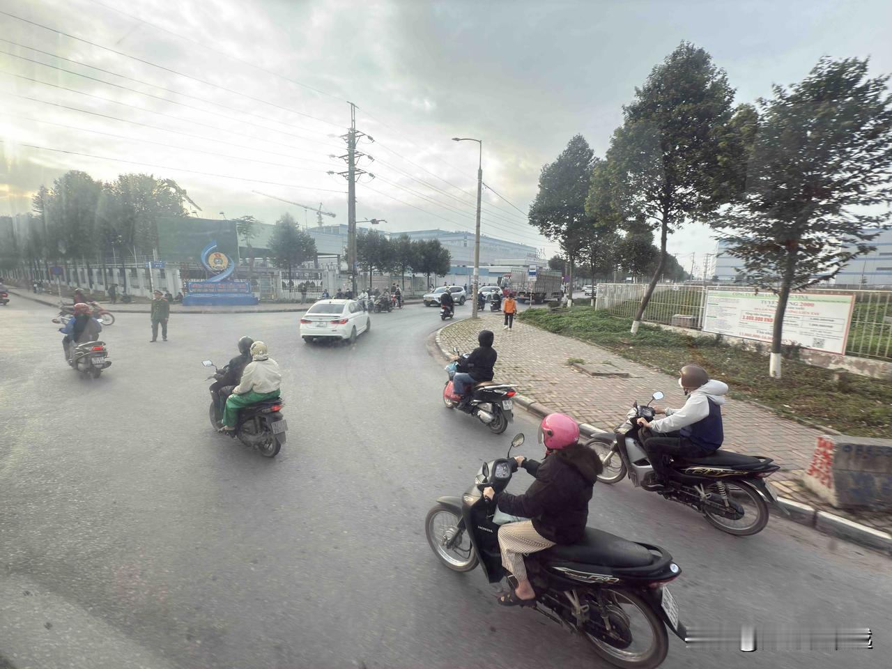 越南交通工具看上下班大队一目了然员工以摩托车作为交通工具有部分管理或