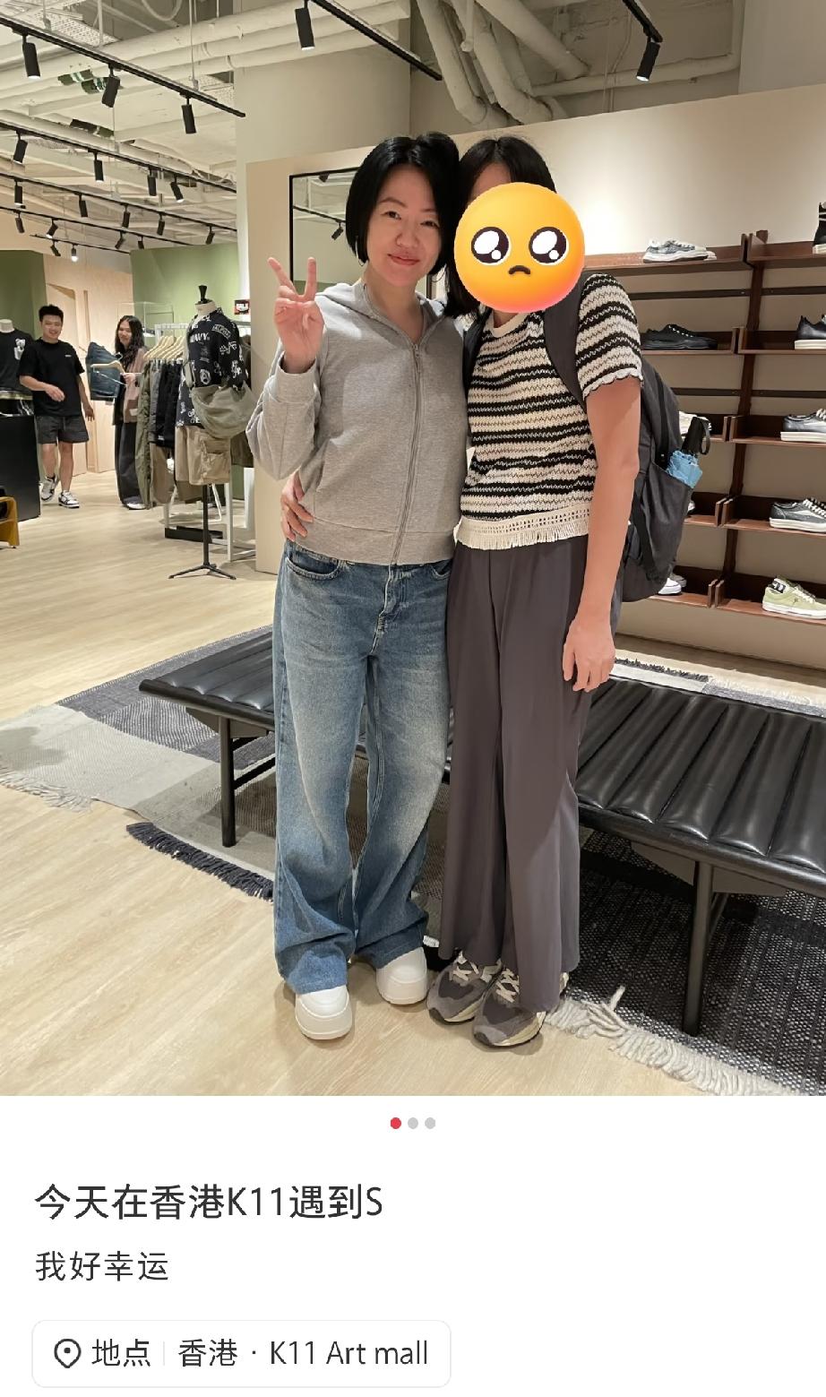 6月26日，小S素颜独自现身香港k11被偶遇，她尖下巴不见了，皮肤也没光泽，头发