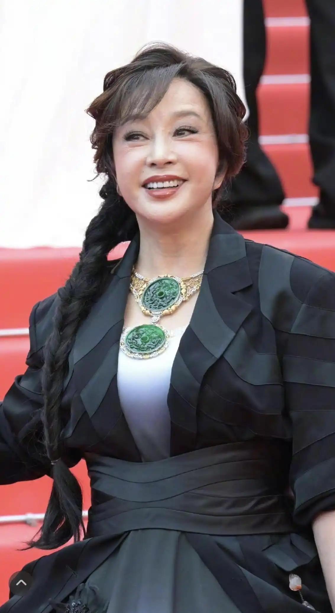 刘晓庆在节目里跟何赛飞聊天，说自己当年怎么都怀不上，干脆把妹妹的儿子抱来养国际学