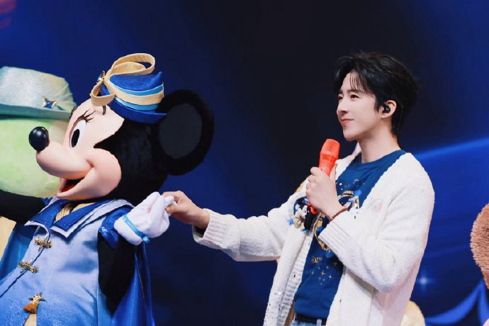 只知道刘宇宁身材很曼妙第一次觉得“曼妙”这个词用在男生身上这么合适！刘宇宁真