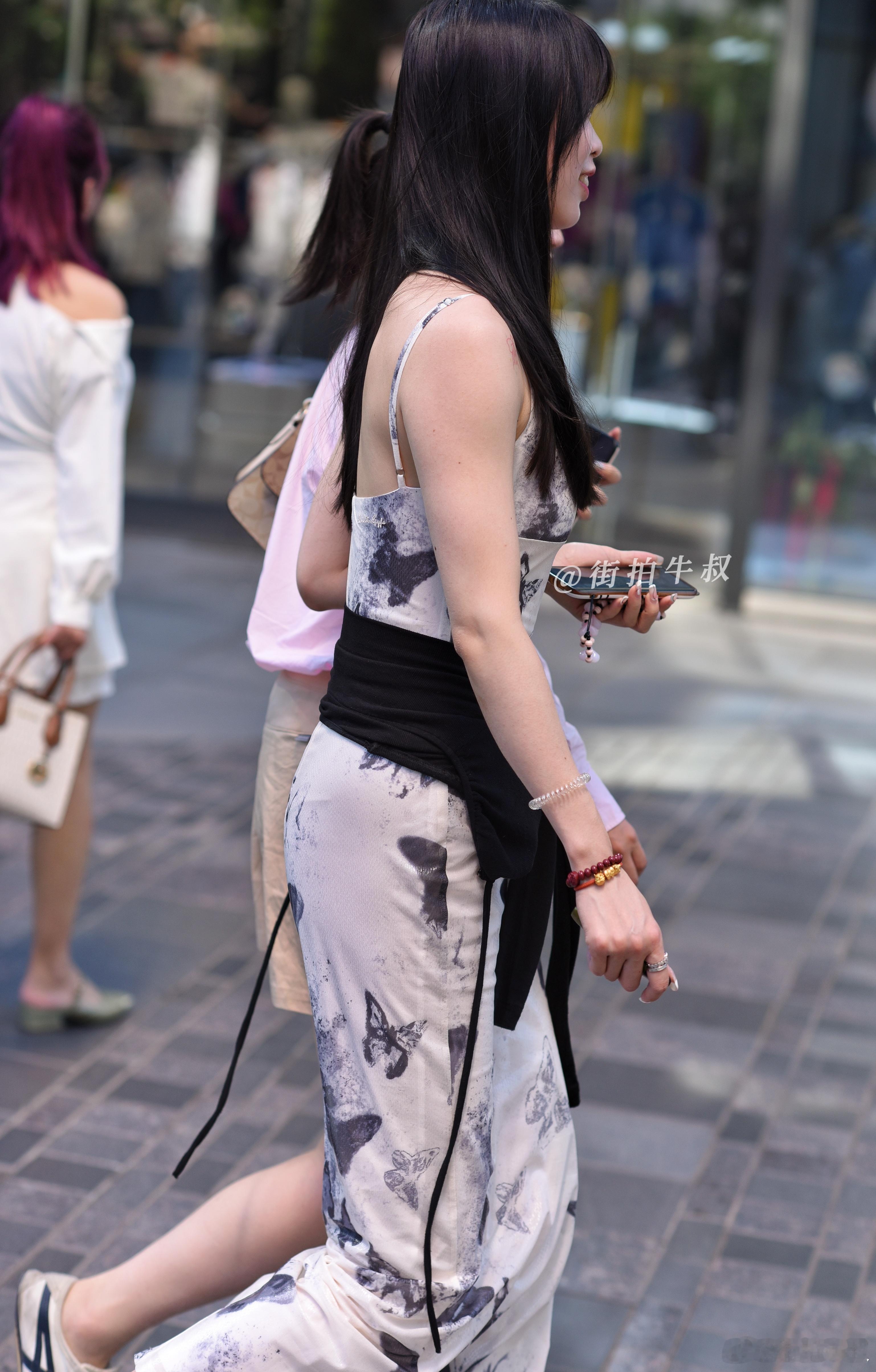 漂亮的蝴蝶印花连衣裙