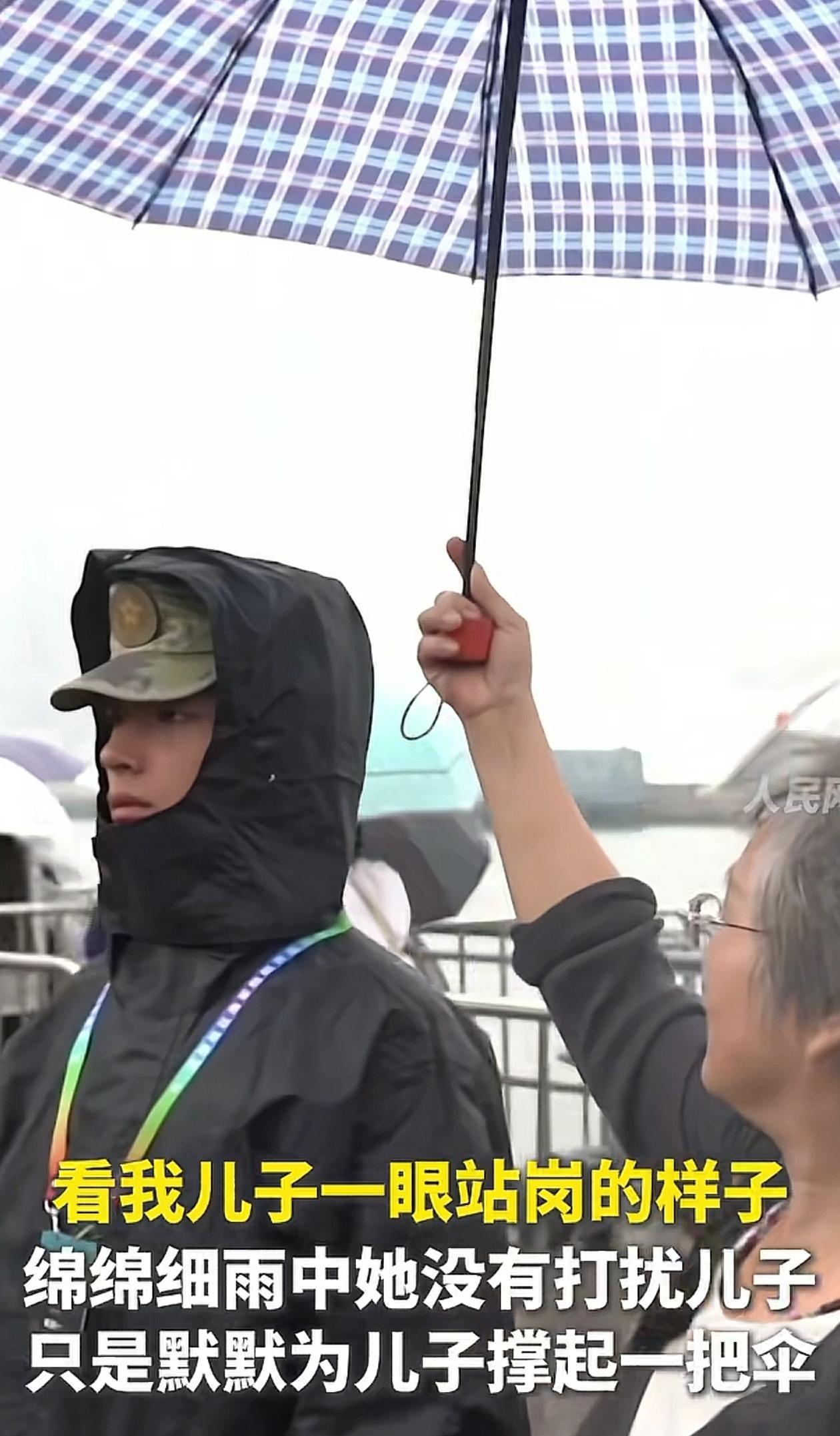 泪目！山东青岛，女子从河南坐火车，特意来参观北部战区的舰艇开放日，可她不看舰艇，