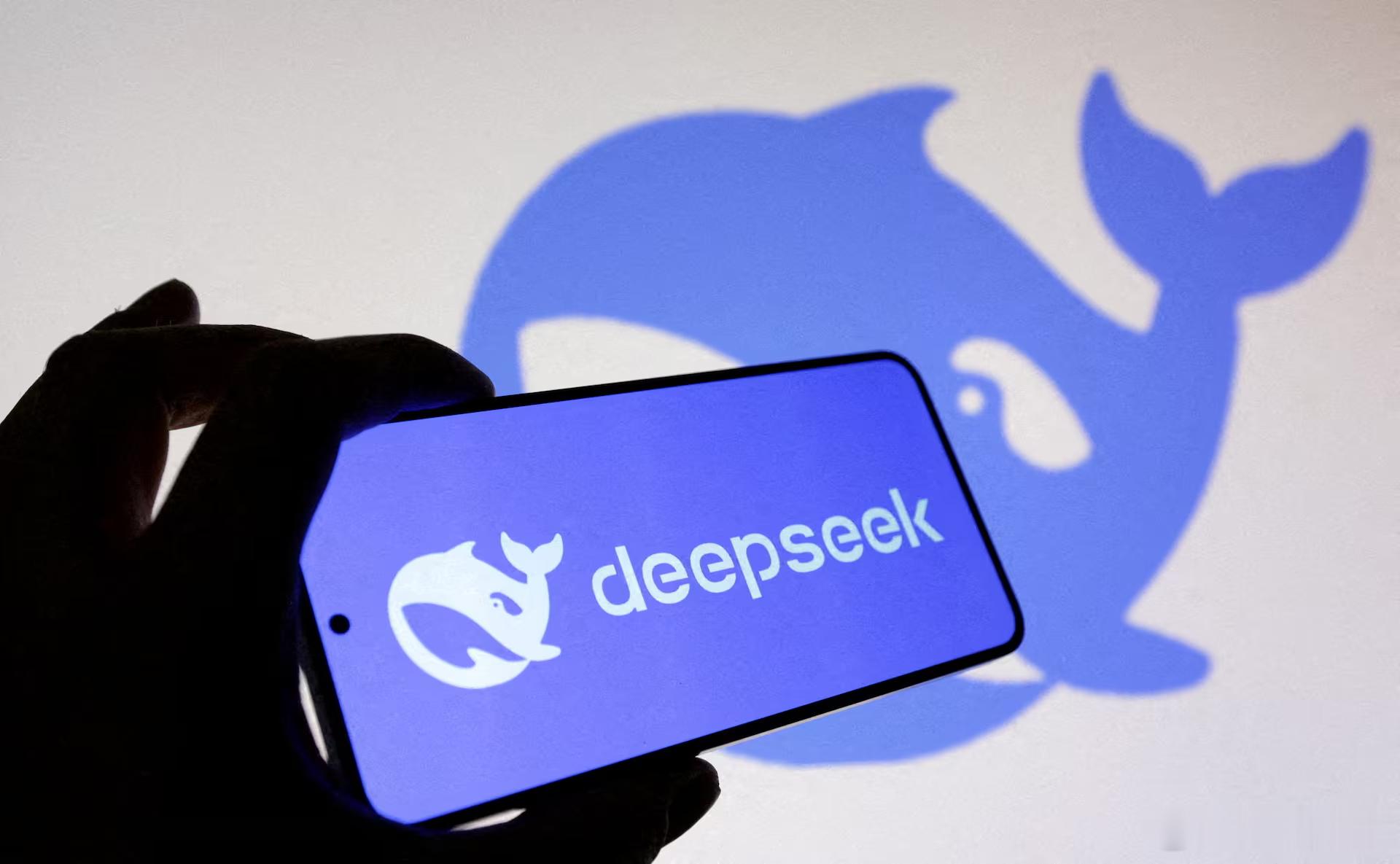 刚刷到DeepSeekV4正式版灰度了，20号左右开始推的。曝DeepS