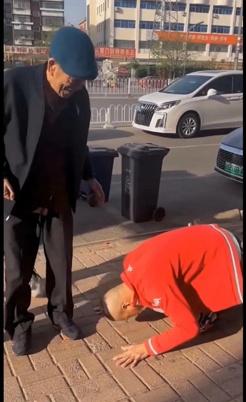 被杨议捧红的演员条子，自称是演艺圈内第一个涉足互联网赚钱的艺人，最初找潘长江合拍