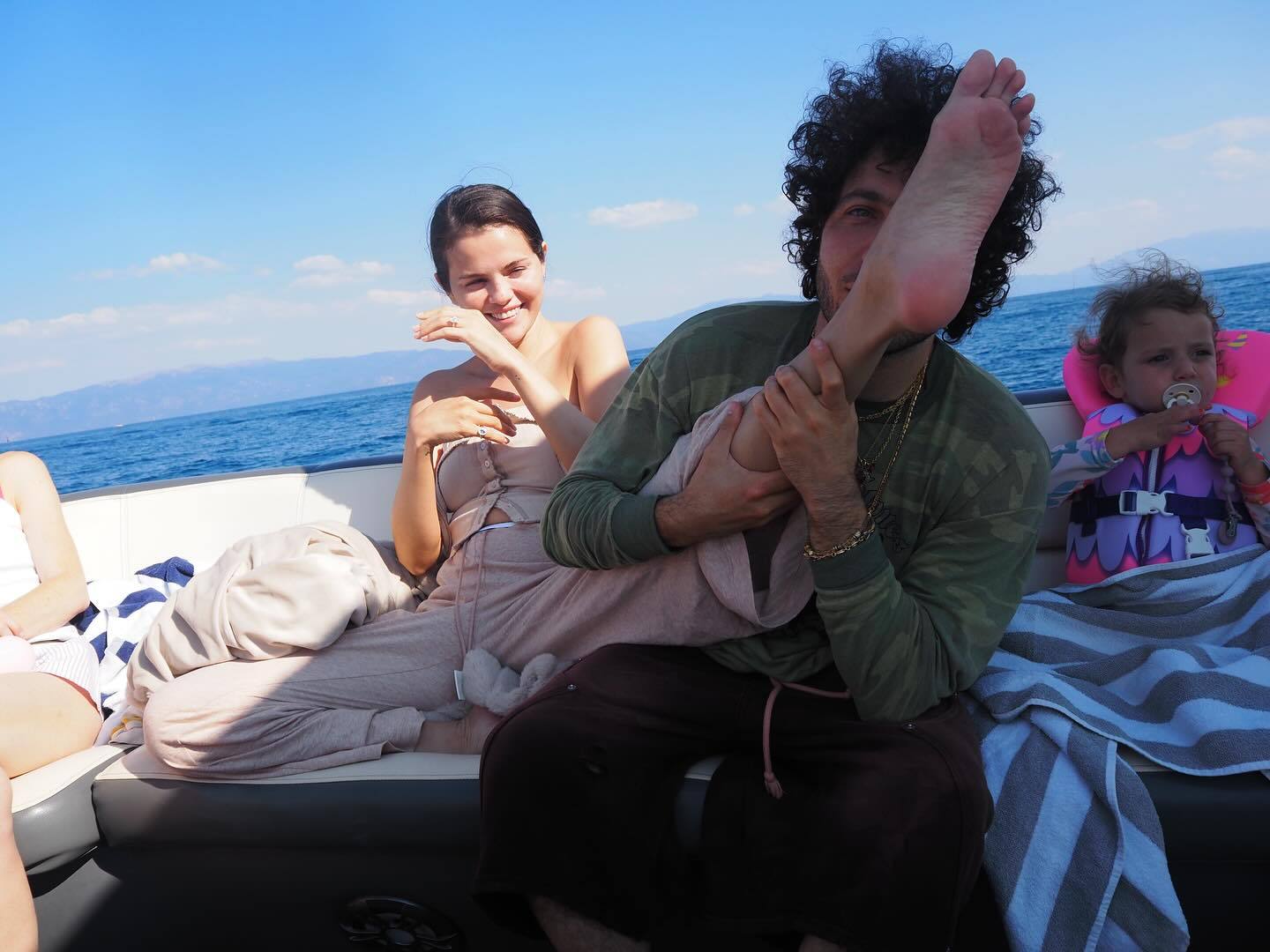 未婚夫亲赛琳娜的脚赛琳娜晒与未婚夫亲吻照赛琳娜大秀甜蜜，接吻、亲脚，很恩爱哦。