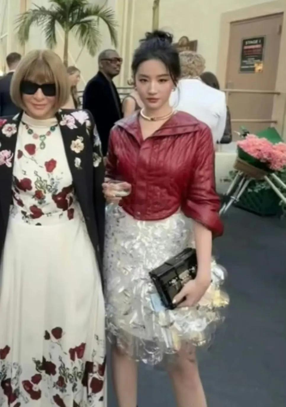 LV为让视线从刘亦菲脸上移开,选了套扎眼短款搭配,鞋子也一言难尽,公开场合礼服还