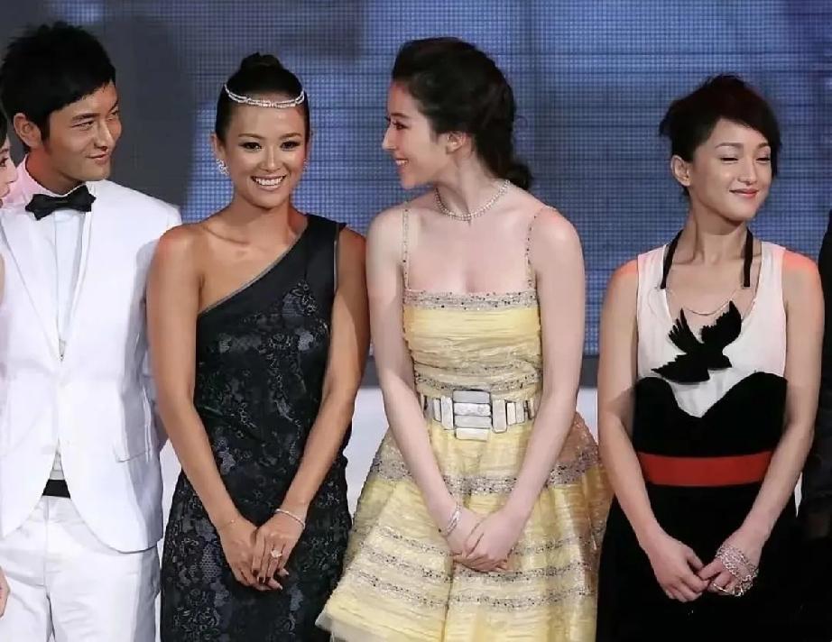 不比不知道，一比吓一跳。女星身高不够，皮肤不好，还胆儿肥跟刘亦菲往一块站，只能