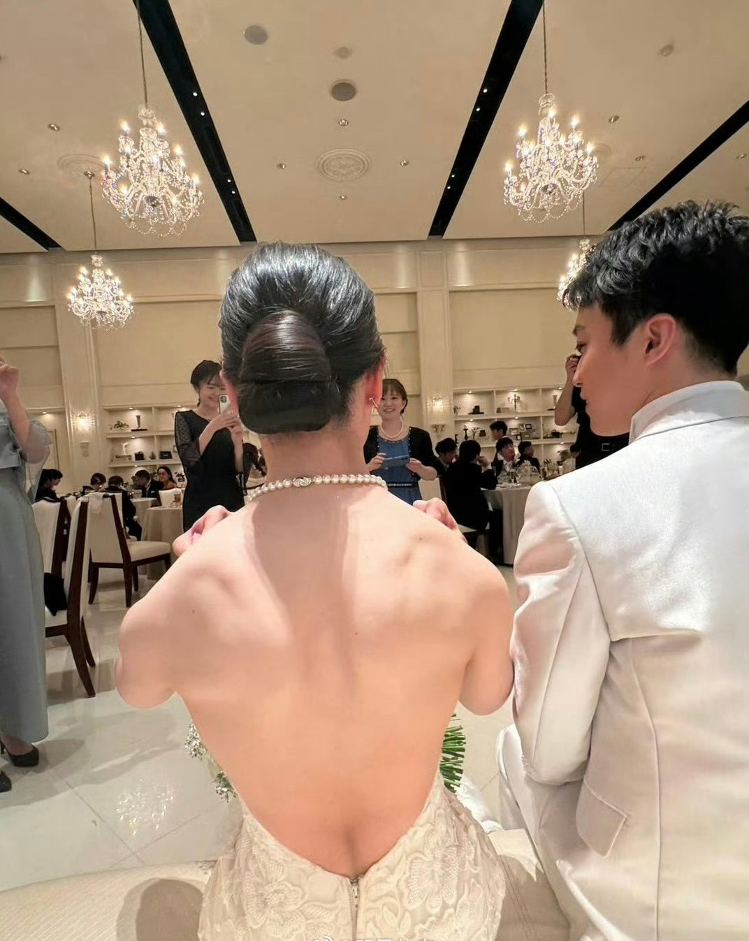 从背面看新郎绝对不是新娘的对手​​​