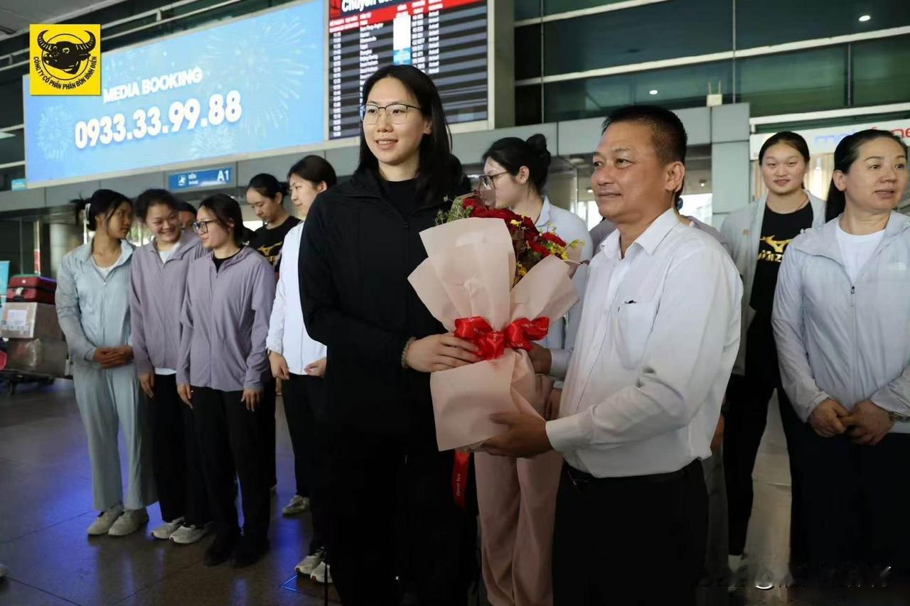 亚洲最佳接应周页彤甘做绿叶，预示江苏女排新一轮“青春风暴”来袭。24岁的周页彤是