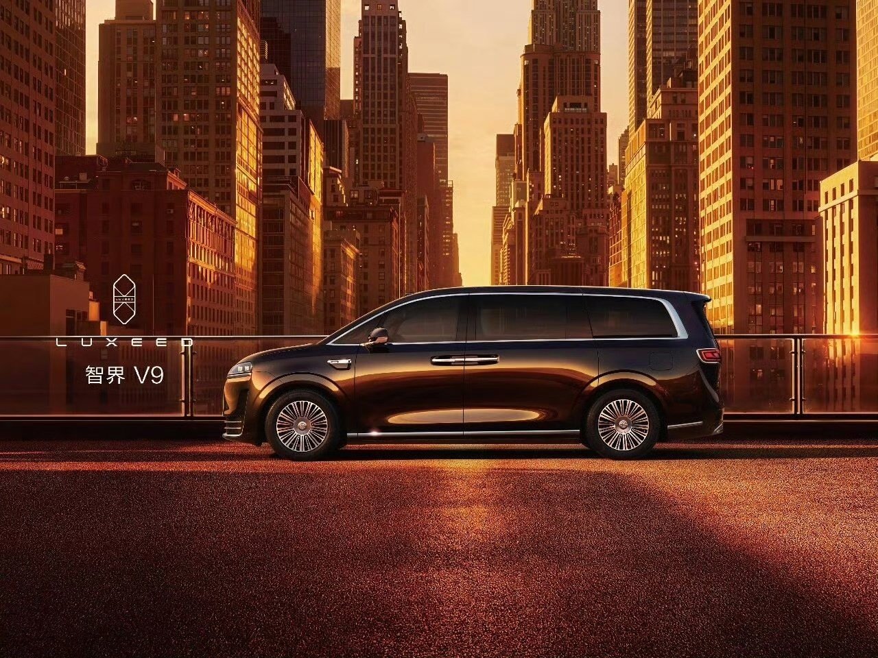【鸿蒙智行首款MPV智界V9侧向迎宾光毯曝光，赵长江透露还有惊喜】鸿蒙智