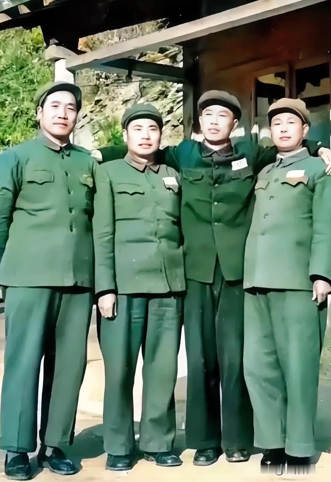 这张珍贵老照片拍摄于1954年的朝鲜，这才是杨得志将军他们四人当时的真实样貌，并