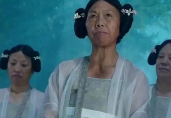 在筹拍《西游降魔篇》时，周星驰对龙套演员进行面试时，一个大妈突然走了进来，周星驰