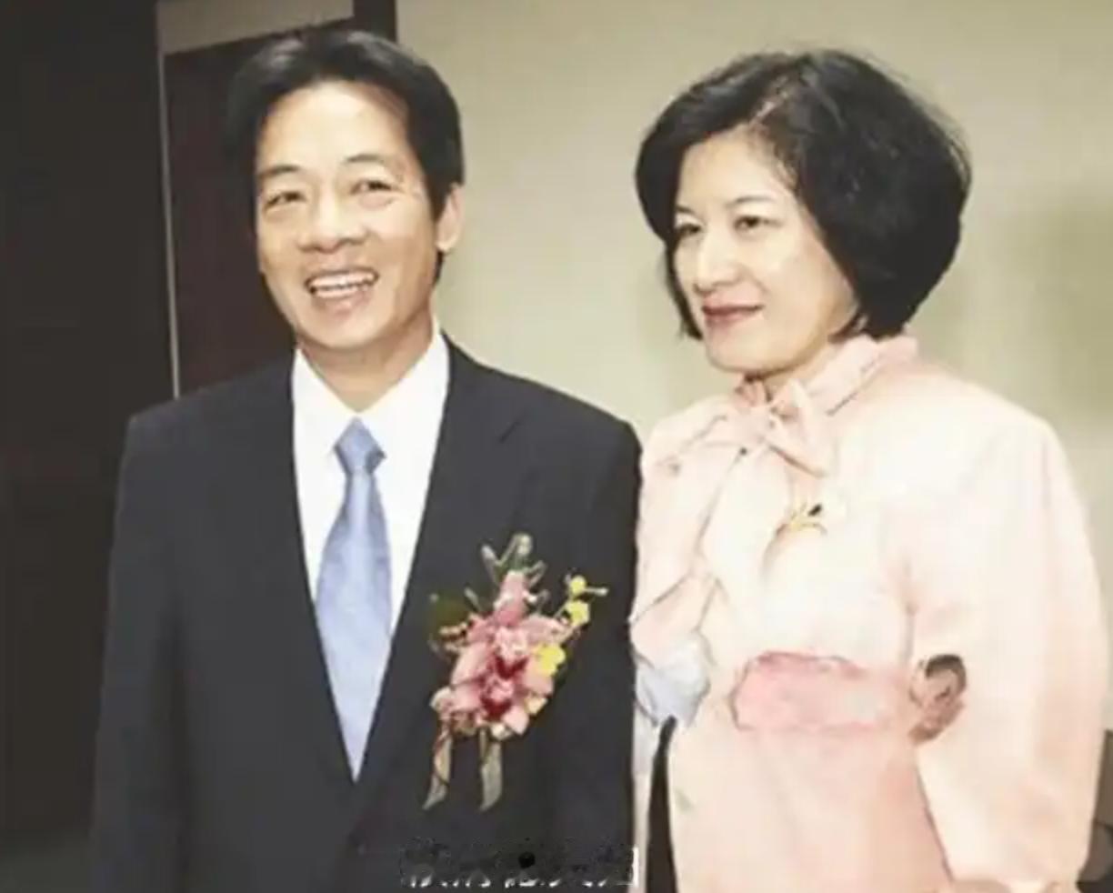 台独头目赖清德的家庭现状。妻子吴玫如，曾是淡江大学校花。大儿子赖廷与在美国攻读