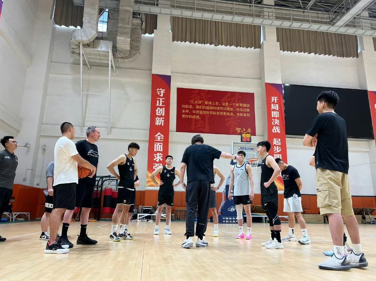 山东男篮这段时间一直在省体育训练中心基地备战，外教塞巴斯蒂安已经归队。目前，高速