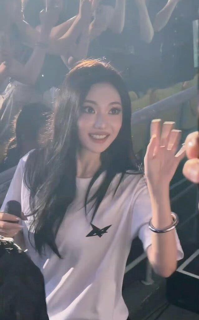 宁艺卓的眼睛好大❗便携式散粉盒一样大的眼睛🫨​​​