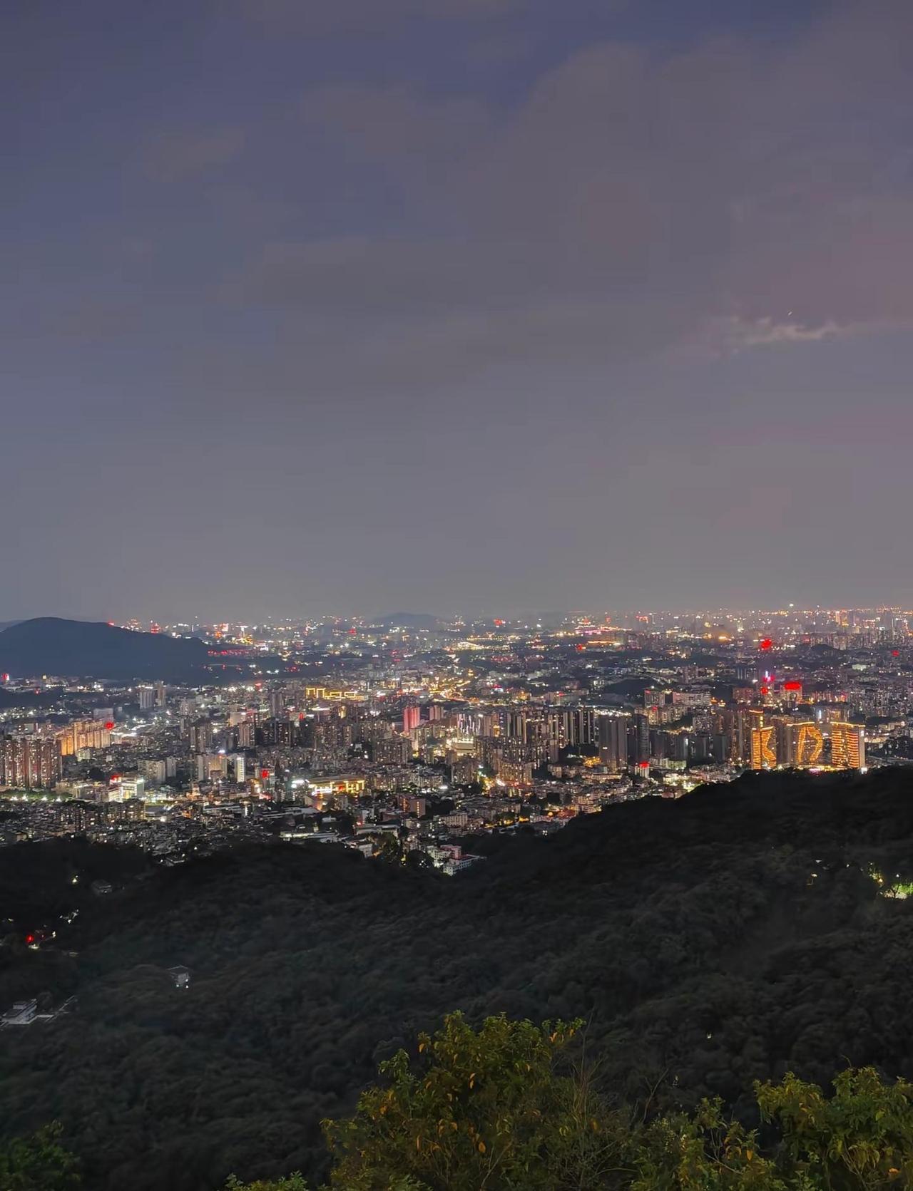 夜幕降临，白云山的夜晚，人潮涌动。白云山夜爬白云山广州爬山