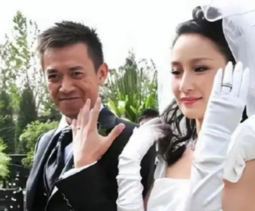 2009年，38岁的王学兵与31岁的孙宁结婚，婚礼期间，孙宁不仅出钱买了房，还操