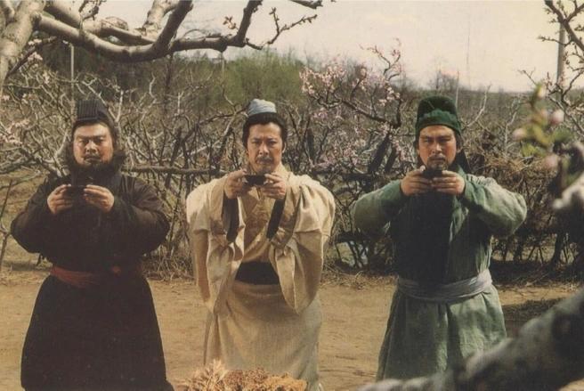 三国演义开篇“宴桃园豪杰三结义”中的不合理之处。1、刘备和张飞是同乡，又都好结