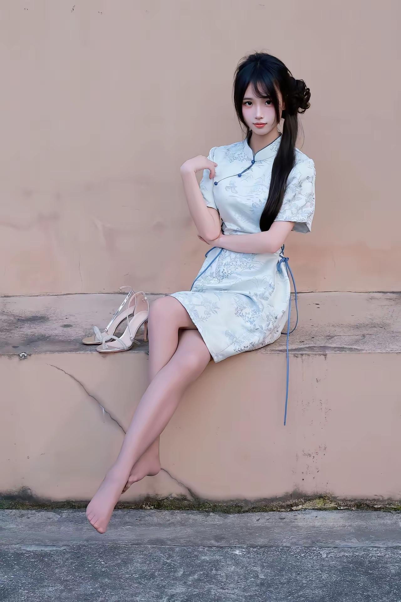 优雅旗袍少女，倚墙而坐，尽显东方韵味。