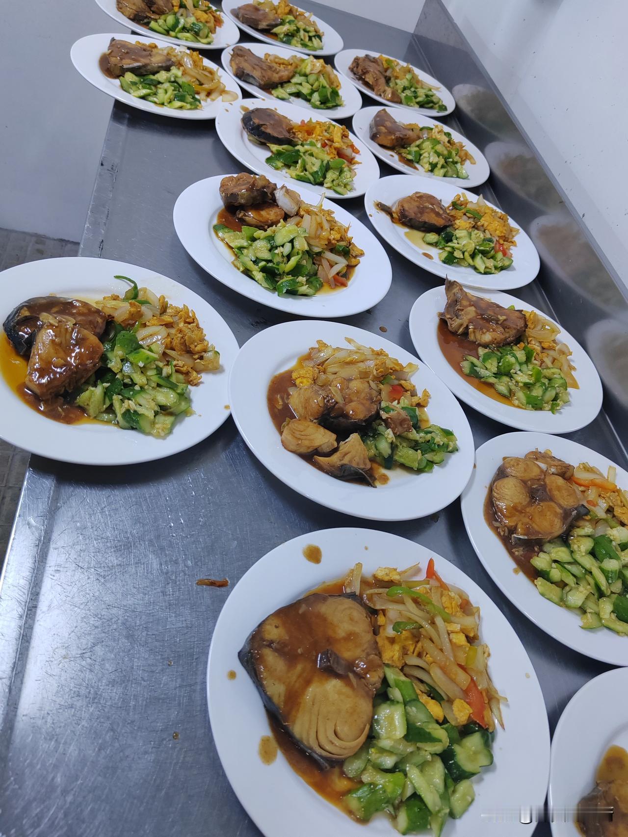 我们公司有一个规则，就是每月的25号，把本月的伙食消费情况发给公司，虽然船上要求