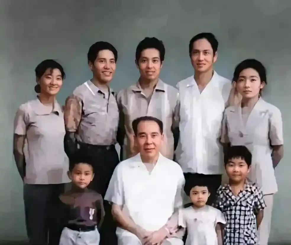 1981年，他被保释出狱，在青岛与家人团聚，围绕在他身后的，分别是他的大女儿黄伟