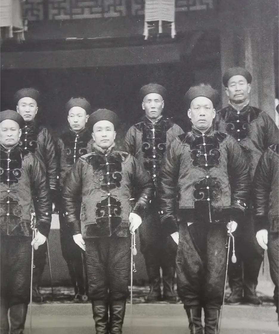 清末保定一镇军官的军装，有着独特时代印记。其样式因与现代审美、常见影视军装差异大