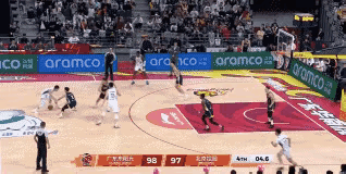 广东球迷这回还骂郭士强不用徐杰吗？比赛还有不到10秒结束，北控廖三宁持球进攻，