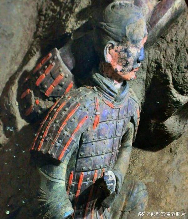 1974年秦始皇兵马俑刚刚出土时的样子