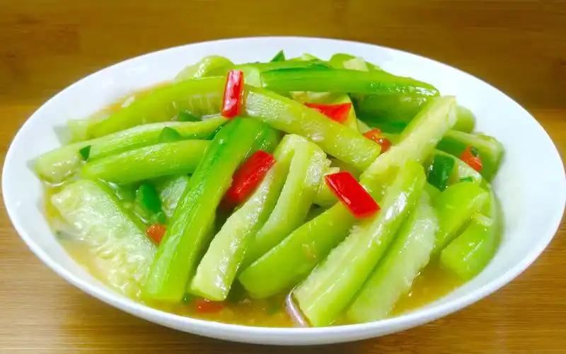 炒丝瓜这件事，在我行医多年、研究食疗理论的过程中，见过太多人翻车。明明是个清清爽