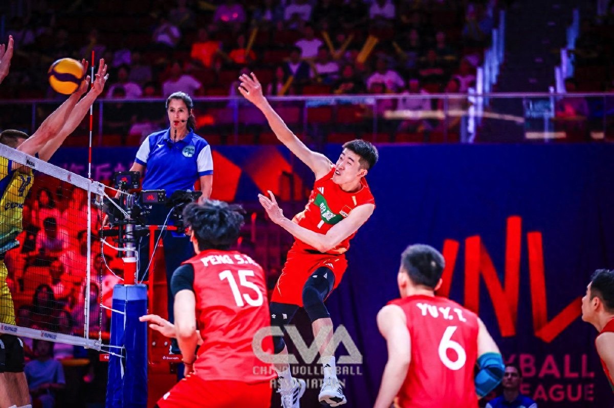 不容易！3-0：中国男排首胜、狂揽15.25分全队激动庆祝1胜3负收官
