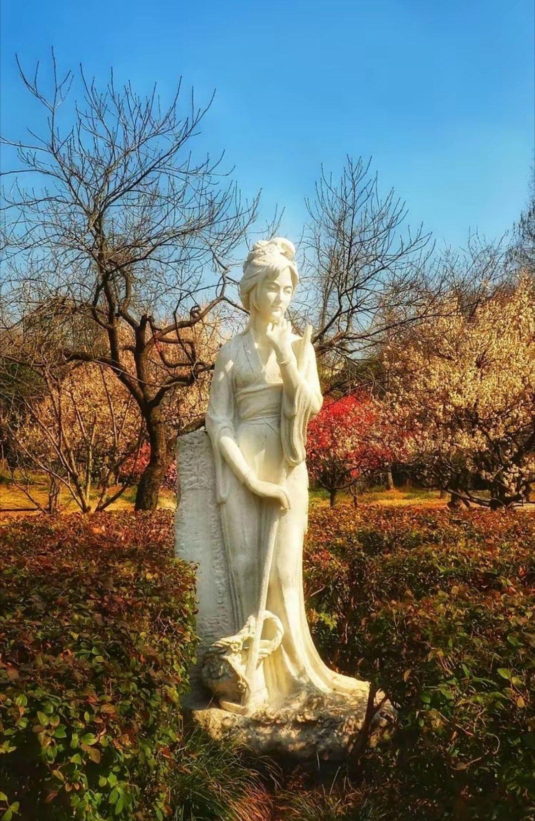 怪不得明孝陵里有曹雪芹和林黛玉的雕塑！怪不得一本描述官宦家族鸡零狗碎儿女情长的红