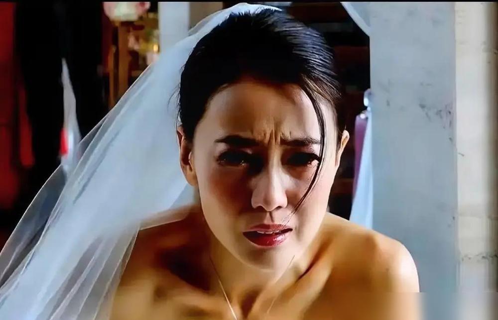 扣子崩开的瞬间，肩带滑了一半。她没停。镜头没切。就那样跪着，嚎了三分钟。这就