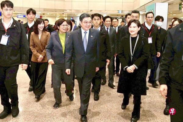 1月19日，负责台美关税谈判的台湾行政院副院长郑丽君从美国回到台湾，受到民进党团