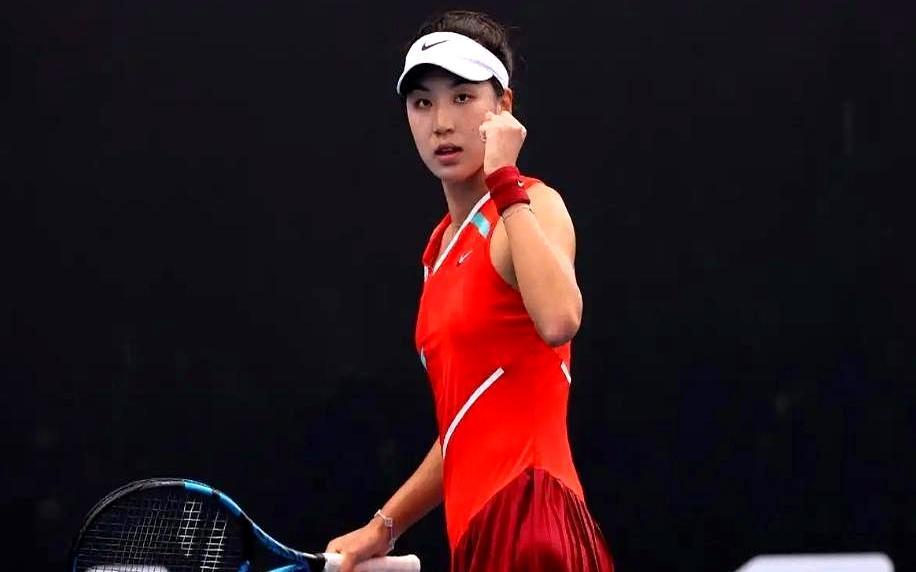 王欣瑜把13号种子诺斯科娃直接打懵，7比5、6比4，干脆利落，第一次把名字写进澳