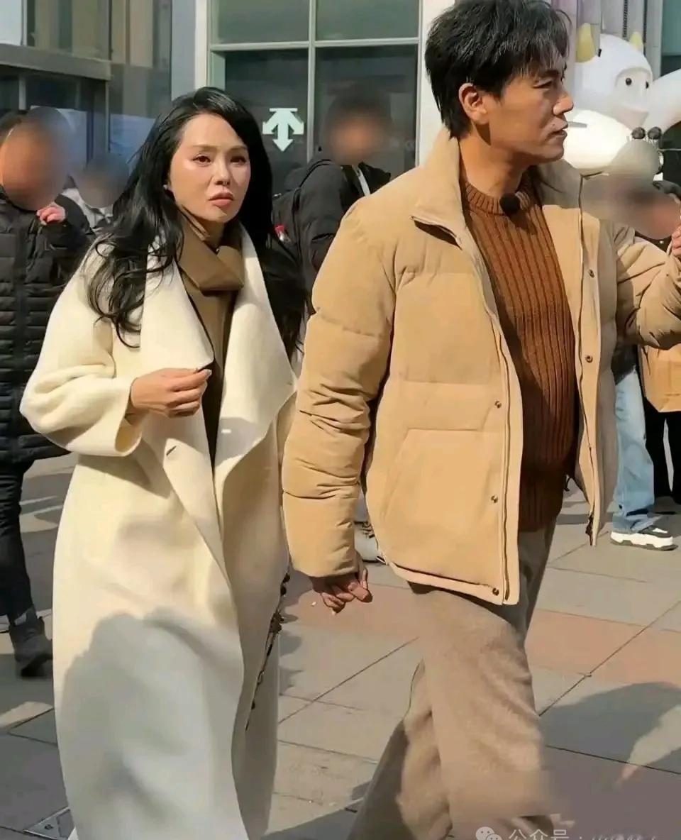 谁说东北老爷们不会疼人？看秦昊。大年初五沈阳中街零下十几度，他排队给伊能静买