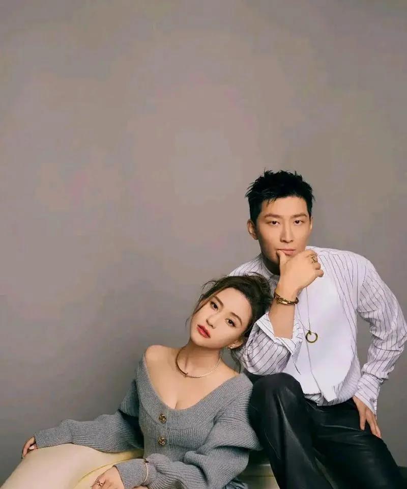 何超莲不会和窦骁离婚，不是因为他还爱着，而是何超莲非常清楚，一旦离婚，这辈子也就